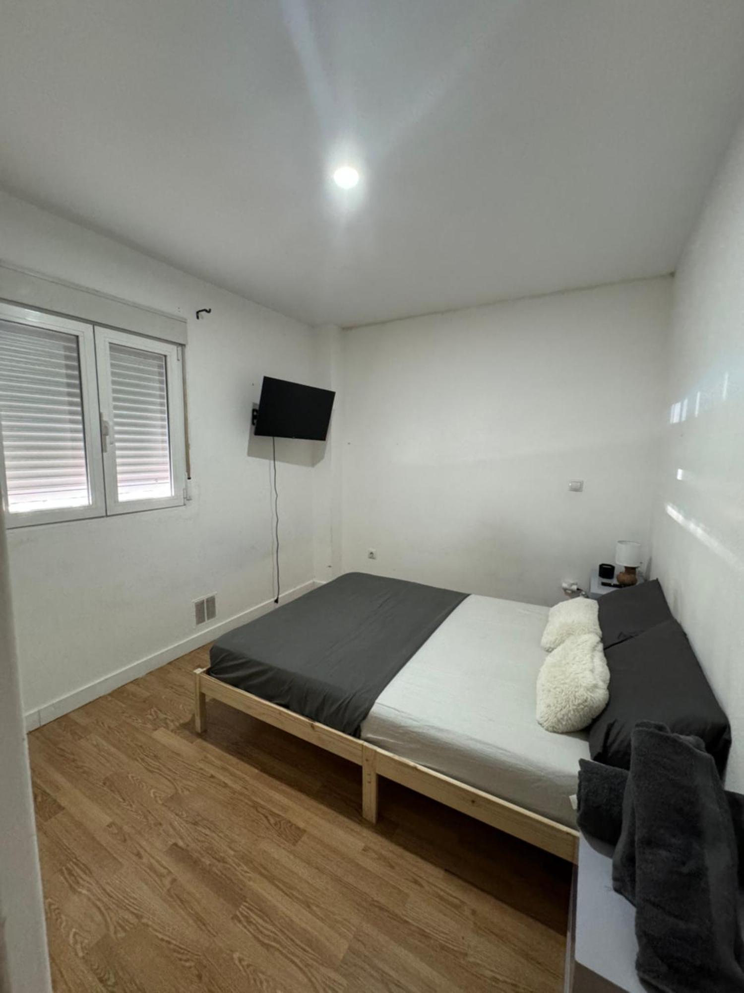 Habitacion Con Bano Compartido Hotel Мадрид Екстериор снимка