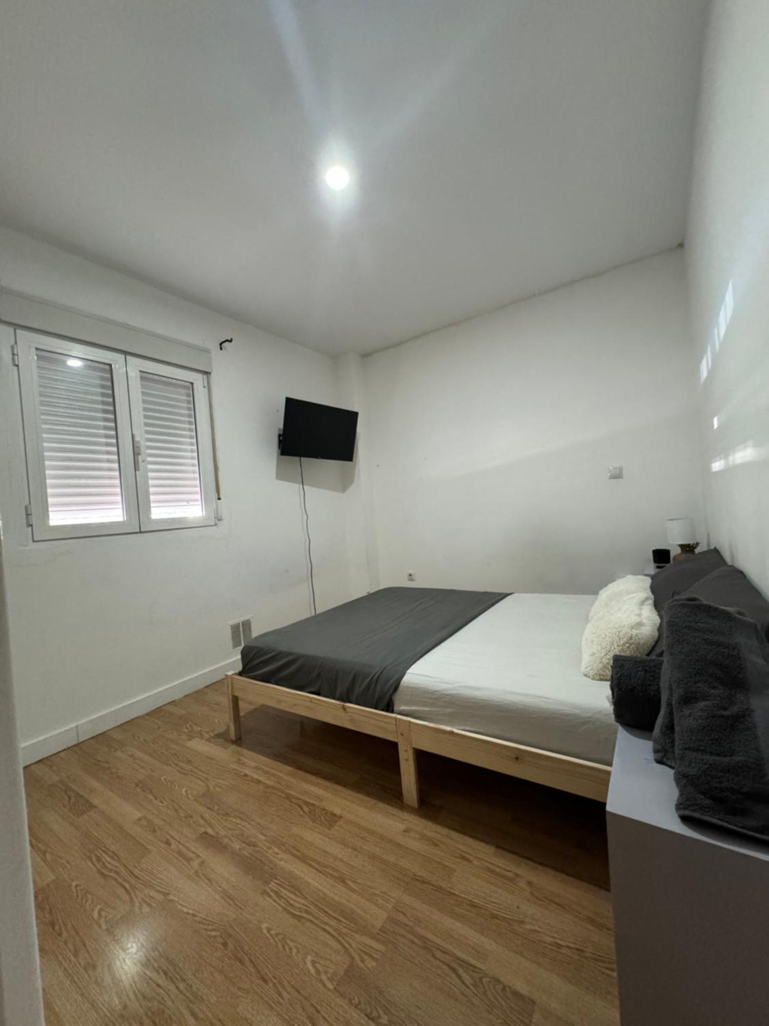 Habitacion Con Bano Compartido Hotel Мадрид Екстериор снимка